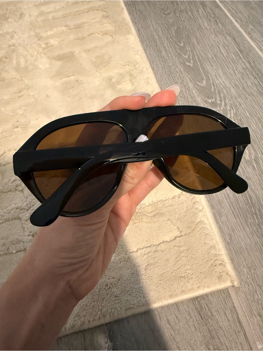 Classic Women’s Aviator Sunglasses - Picture 3 of 5